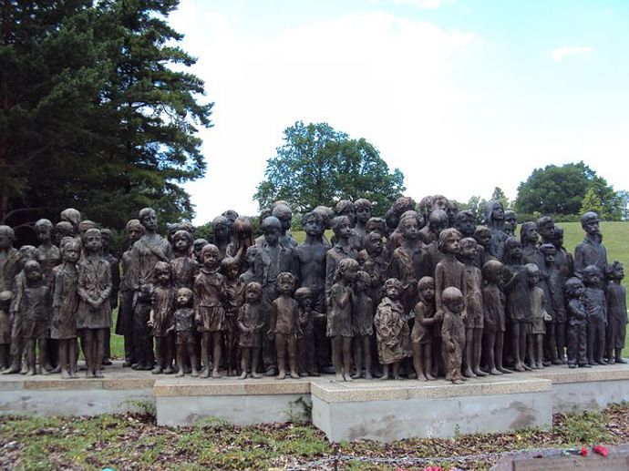 Lidice a obec Ležáky. Dodnes jsou symbolem nacistické pomsty.