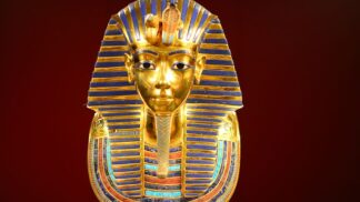 Tutanchamonova slavná posmrtná maska. Spolu se Sfingou se stala symbolem Egypta