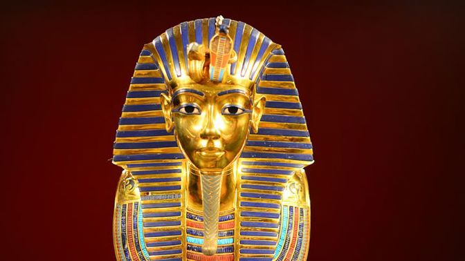 Tutanchamonova slavná posmrtná maska. Spolu se Sfingou se stala symbolem Egypta
