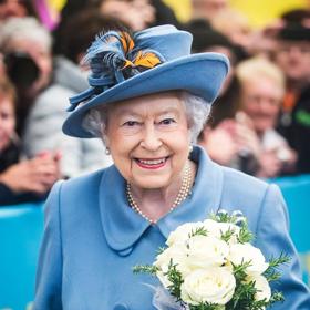 Šéfkuchař také uvedl, že královna se snaží být dobrou hostitelkou a proto příprava oslav a slavnostních večeří, kterých se mnohdy účastnily hlavy světových států, patřily mezi jeden z nejnáročnějších úkolů, které si jakýkoliv kuchař vůbec může představit.