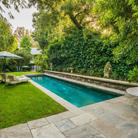 Nedostatkem čerstvého vzduchu majitel rozhodně netrpí. K tomuto snovému domovu přísluší sportovní bazén, jezírko s ozdobnými kapry koi, kamenný dvůr i venkovní terasa. Z těchto předností statku se v minulosti těšily i herečka Jessica Simpson či moderátorka Ellen DeGeneres.