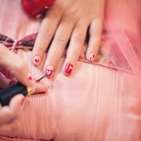 pomůže lak na nehty