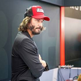 Není typickou hvězdou