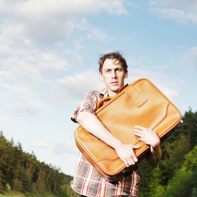 a jednou si sbalí kufr s tím, že už své rodiče nepotřebují a chtějí si žít vlastní životy