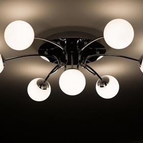 Nechte na sebe mířit hodně světel.