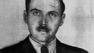 Sadistický nacistický "lékař" Josef Mengele. V koncentračním táboře se mu říkalo Anděl smrti.