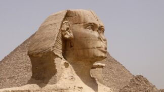 Egyptská Sfinga je největší sochou na světě, která je vytesaná z jednoho kamene