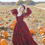 Brzy ji to však přestalo stačit. Našla zalíbení v róbách, které se nosily v minulých stoletích.