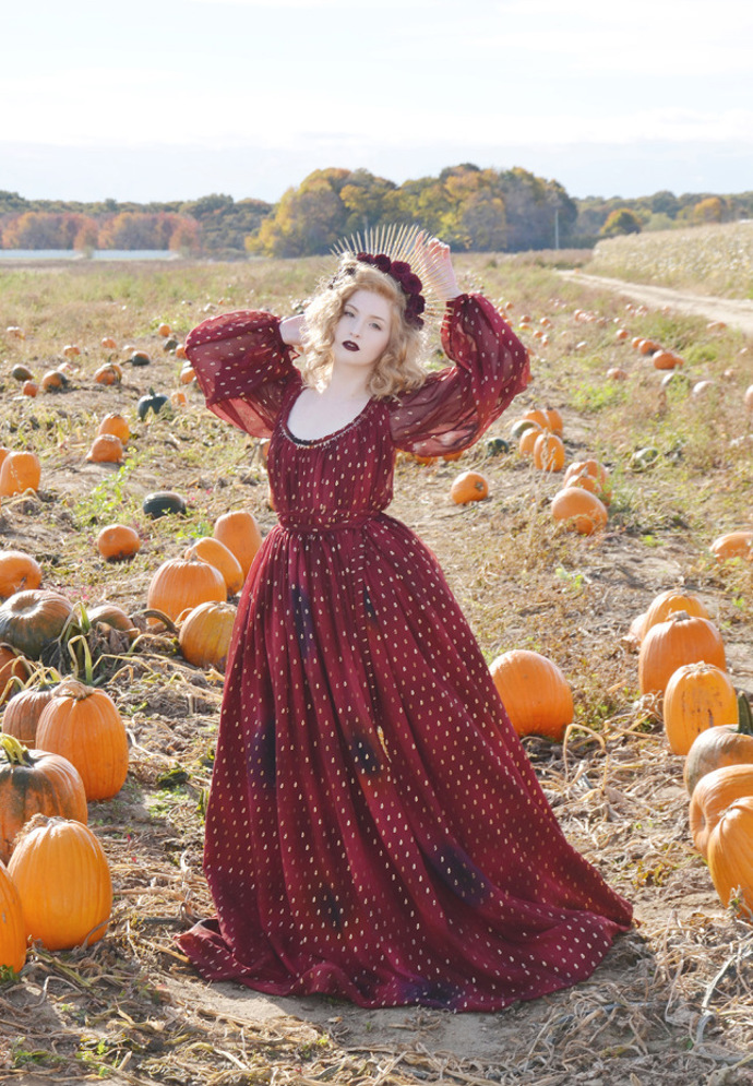 Brzy ji to však přestalo stačit. Našla zalíbení v róbách, které se nosily v minulých stoletích.