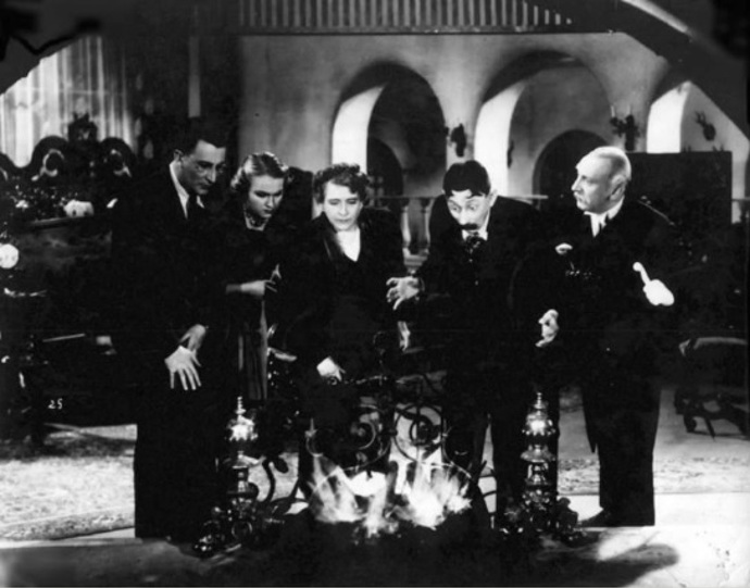 Vycházely první filmové hvězdy. U nás to byl například Vlasta Burian, Adina Mandlová nebo Lída Baarová.