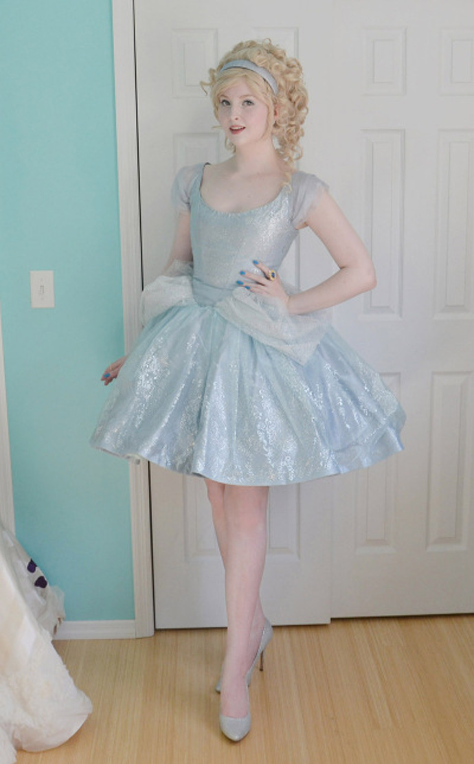 Pohádkové princezny Angele nejednou učarovaly. Na fotografii její verze Popelky.