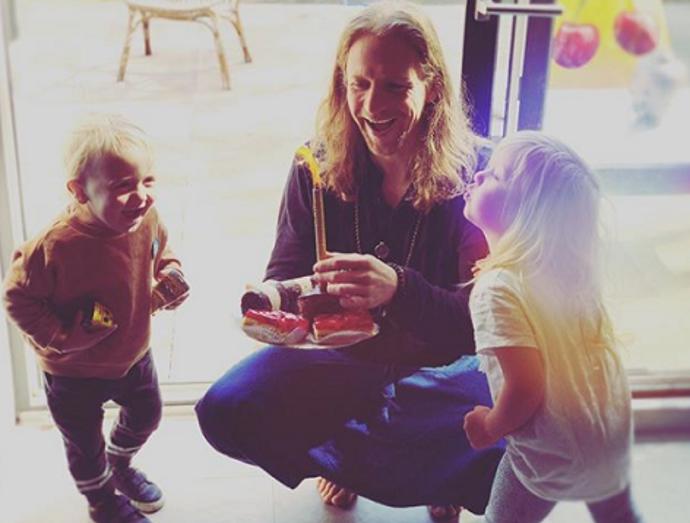 Tomáš Klus dnes slaví narozeniny.