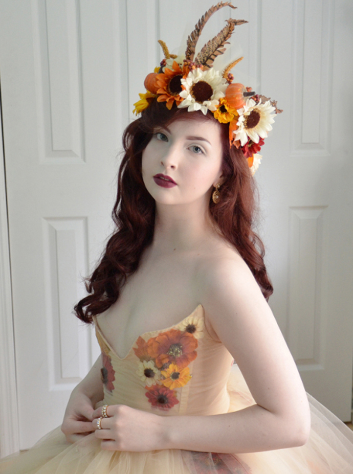 Je také autorkou všech doplňků. V poslední době si oblíbila věnce do vlasů.