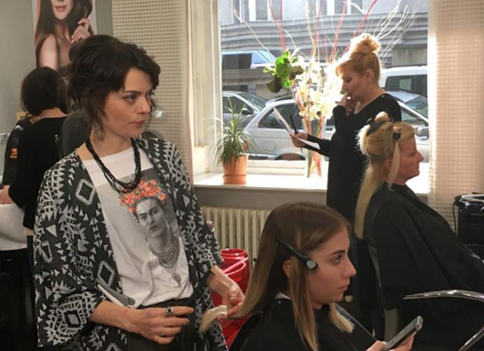 Jana Stryková v seriálu Kadeřnictví.