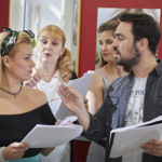 Režisér Biser Arichtev říká Patricii Solaříkové, co má dělat.