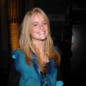 Je to možná tím, že se nezahazuje minulostí a spíše se věnuje své herecké kariéře