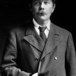 Celý svět ho ale zná díky jeho geniálnímu detektivovi