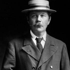 Celý svět ho ale zná díky jeho geniálnímu detektivovi