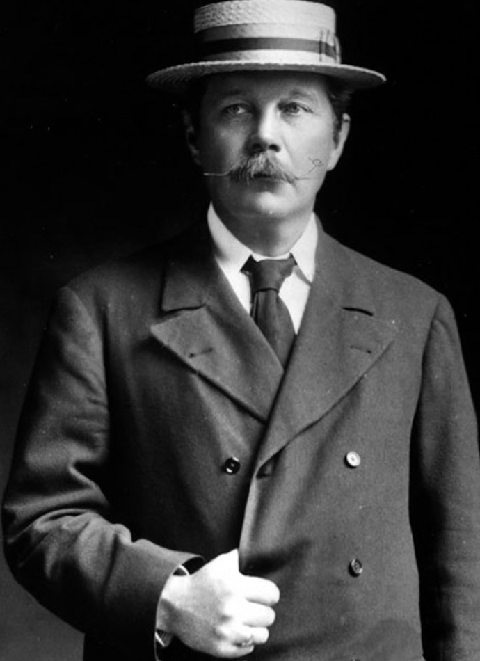 Celý svět ho ale zná díky jeho geniálnímu detektivovi