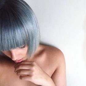 Vyžehlenému mikádu propůjčuje džínová barva metalický vzhled.