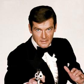 Roger Moore jako James Bond.