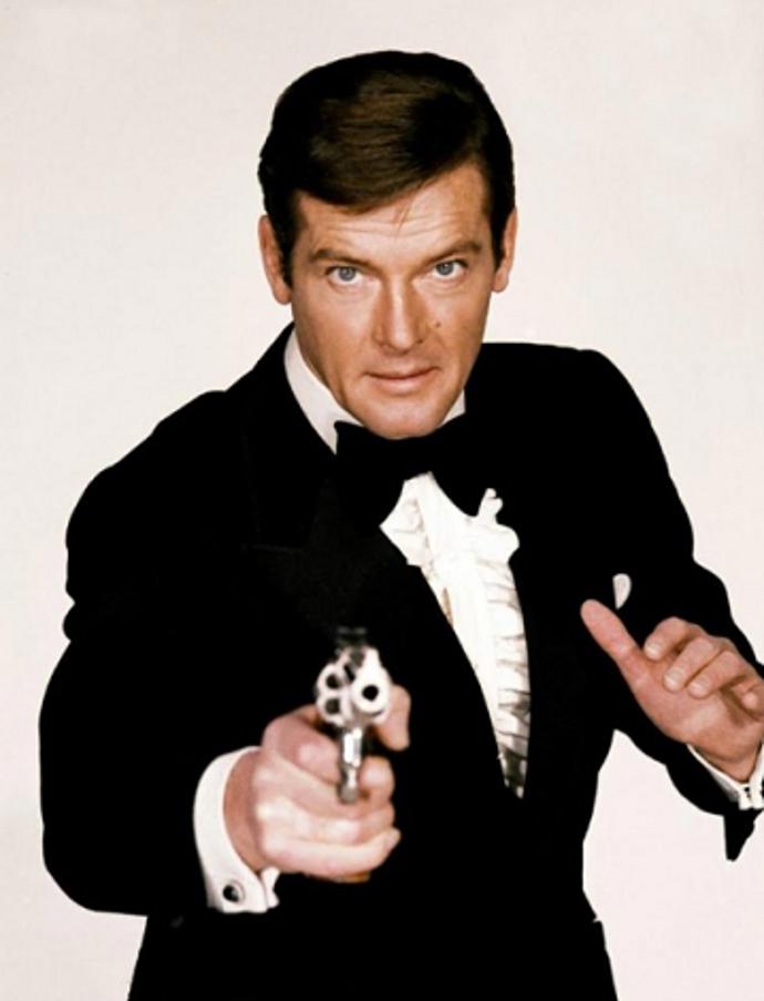 Roger Moore jako James Bond.