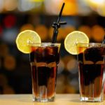 Lidé ,,léčící" se močí moč často pijí