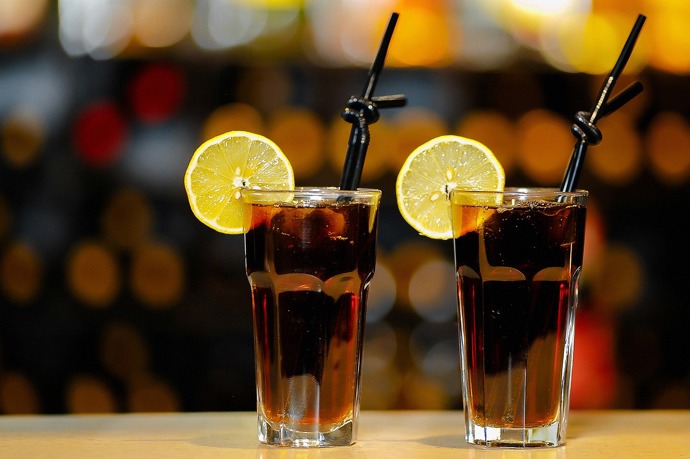 Lidé ,,léčící" se močí moč často pijí