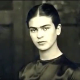 Frida byla známa svým srostlým obočím