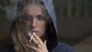Češi kouří průměrně 12,9 cigaret denně, o 2,1 méně než před zavedením protikuřáckého zákona