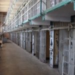 Je to ale dobře? Nemělo by spíš vězení trestat?