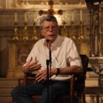 Krom toho, že je úspěšným autorem, učí lidi, jak psát.