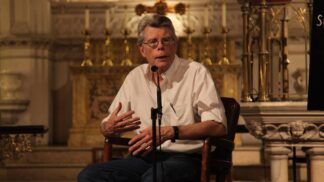 Krom toho, že je úspěšným autorem, učí lidi, jak psát.