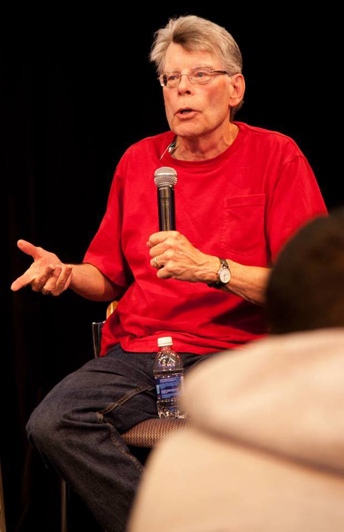 Na jeho kurzech kreativního psaní je narváno k prasknutí.