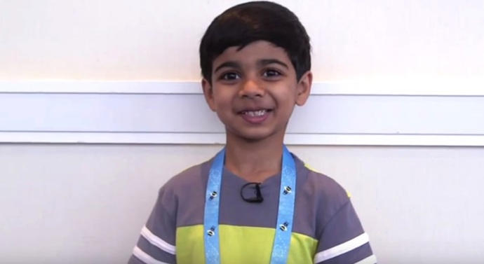 Akash Vukoti je tak moc inteligentní, že se ve dvou letech sám naučil číst a ve třech letech ho dokonce sama přijala Mensa.