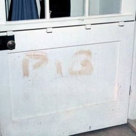 Vstupní dveře, na které vrazi v Cielo Drive v Beverly Hills napsali krví těhotné Sharon Tate „PRASE“.