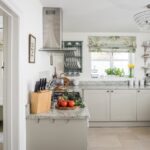 Motivy přírody nemohou v domě zasazeném do syrové cornwallské přírody chybět. Nemovitost se nachází jen pár mil od pláží Lusty Glaze, Porth Beach a Crantock na severním pobřeží.