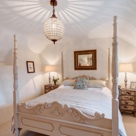 Koloniální manželská postel je chloubou celého stavení.