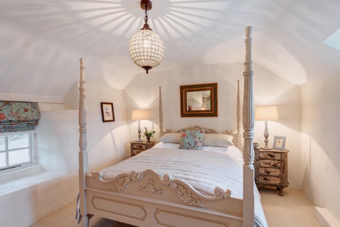 Koloniální manželská postel je chloubou celého stavení.