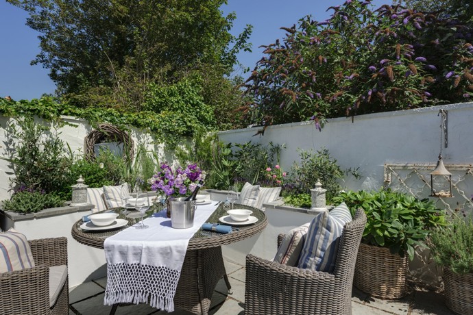 V uzavřené zahradě, již opečovává zahradník dvakrát týdně, se nachází proutěný nábytek, který zve na letní posezení nad sklenkou místního kvalitního vína.