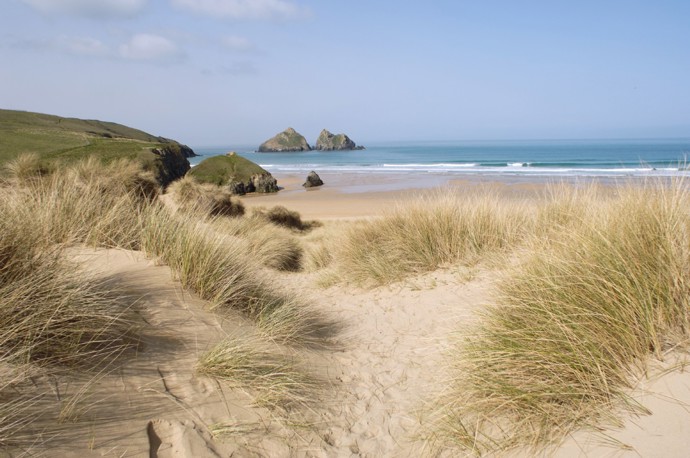 Drsný cornwallský reliéf i nedaleké pláže s útesy vybízí k pěším výletům i jízdě na koni.
