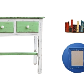 Stolek se šuplíky – 8 400 Kč, foto rámeček „Baby“ – 2 100 Kč, věšák Bali – 417 Kč; vše Homelove.cz.