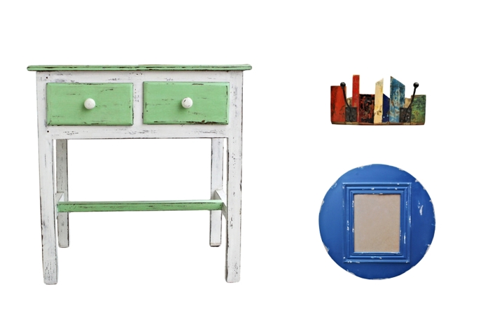 Stolek se šuplíky – 8 400 Kč, foto rámeček „Baby“ – 2 100 Kč, věšák Bali – 417 Kč; vše Homelove.cz.