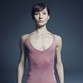 Těžce vydřená ladnost. Fotograf zachytil krásu i brutalitu tance