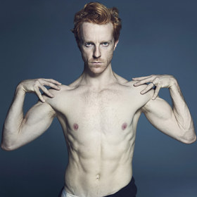 Těžce vydřená ladnost. Fotograf zachytil krásu i brutalitu tance