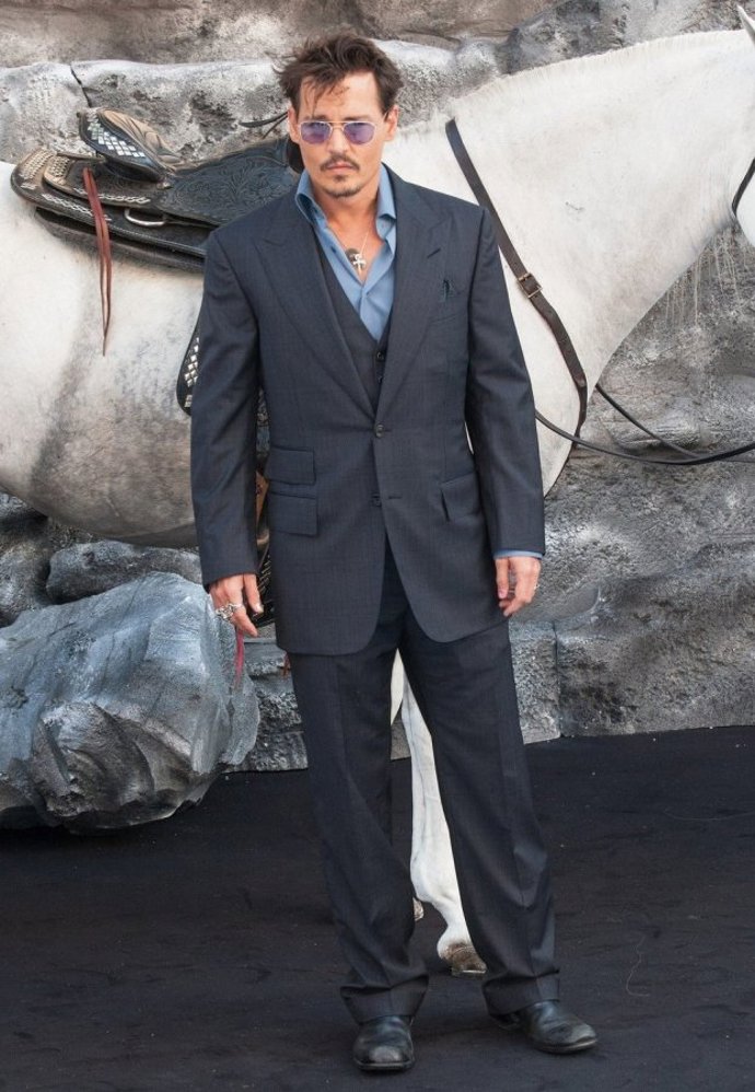 Johnny Depp s koněm v pozadí.