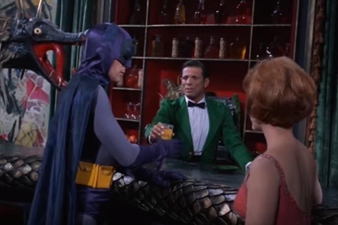Batman si dává drink u baru.