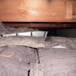 Poškozená stará izolace v ploché střeše.