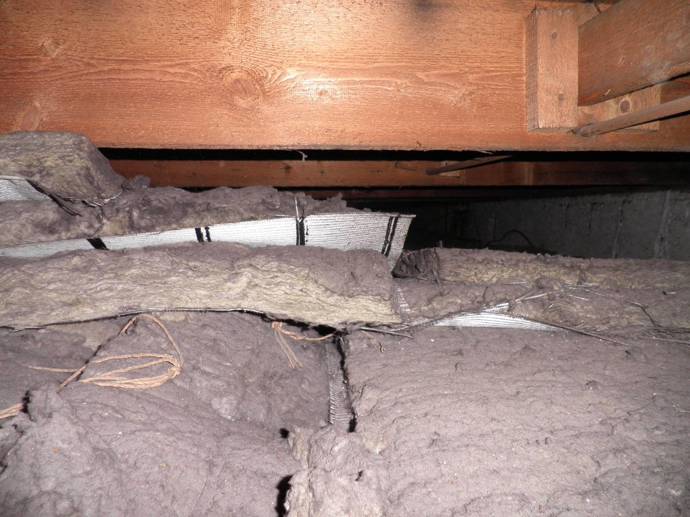 Poškozená stará izolace v ploché střeše.