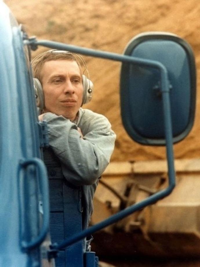 Když se maďarská garnitura dozvěděla, že János Bán pojede na udílení Oscarů, rychle mu dala vlastní cenu. Nebylo přípustné, aby byl Západ první.